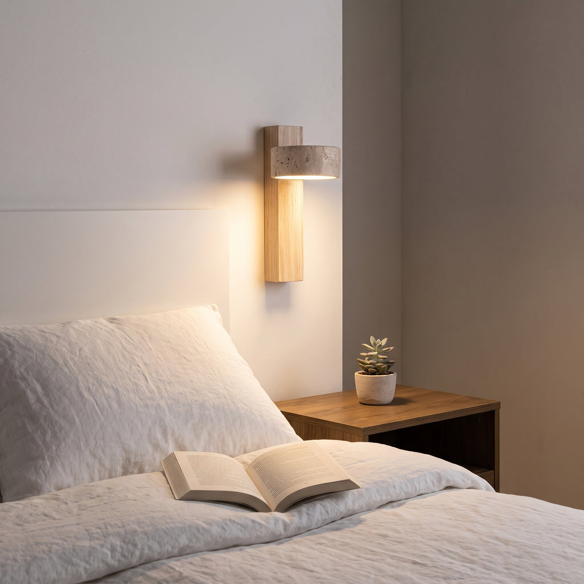 Applique Murale Rotative en Travertin et Bois — Liseuse Wabi Sabi