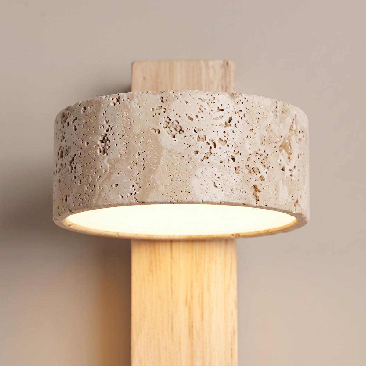 Applique Murale Rotative en Travertin et Bois — Liseuse Wabi Sabi